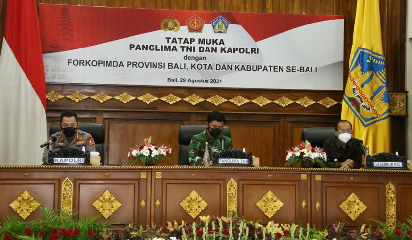 Kapolri Jenderal Listyo Sigit Prabowo memimpin rapat bersama Panglima TNI Marsekal Hadi Tjahjanto dengan Forkopimda Bali. (Foto: PMJ News).