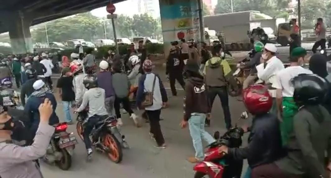 Kericuhan yang dilakukan oleh simpatisan Habib Rizieq Shihab menyebabkan anggota Polri mengalami luka-luka. (Foto: TMC Polda Metro Jaya)