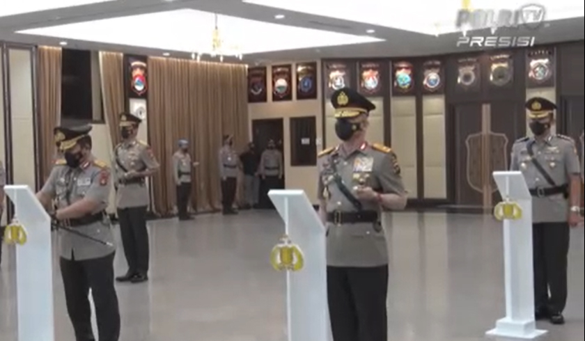 Kapolri Jenderal Listyo Sigit Prabowo memimpin serah terima jabatan lima perwira tinggi (Pati) Polri. (Foto: PMJ News/Polri TV).