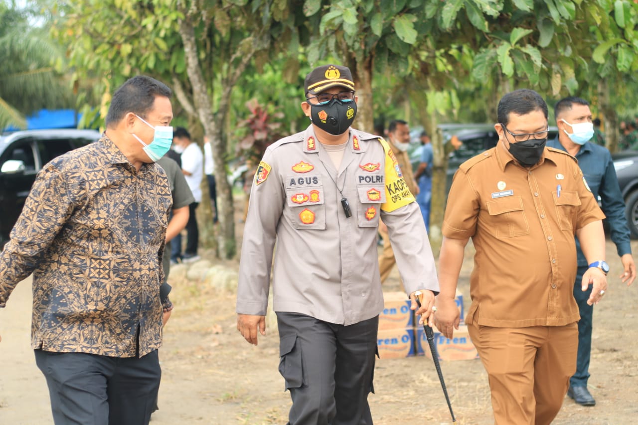 Kapolres Tebing Tinggi AKBP Agus Sugiyarso, menghadiri dan mendampingi rombongan Irwasda Polda Sumut serta Danrem 022/PT dalam rangka panen padi perdana. (Foto: PMJ News)