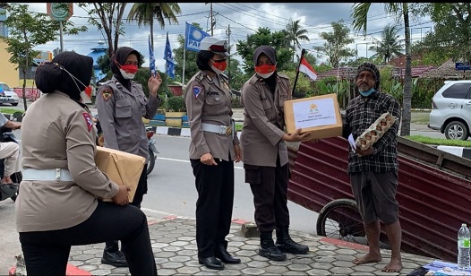 Polwan dalam menyalurkan bantuan ke masyarakat. (Foto: Dok Net)