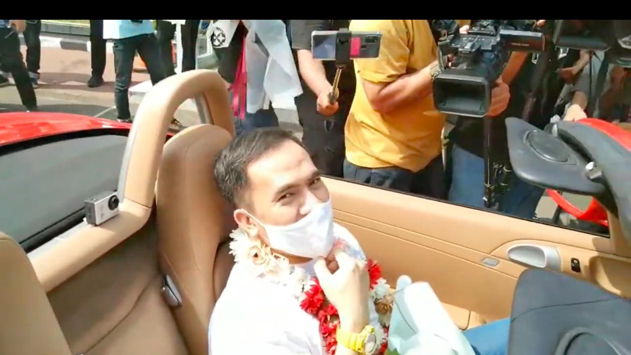Saipul Jamil di mobil mewah saat bebas dari tahanan. (Foto: PMJ/YouTube Cobaz TV). 