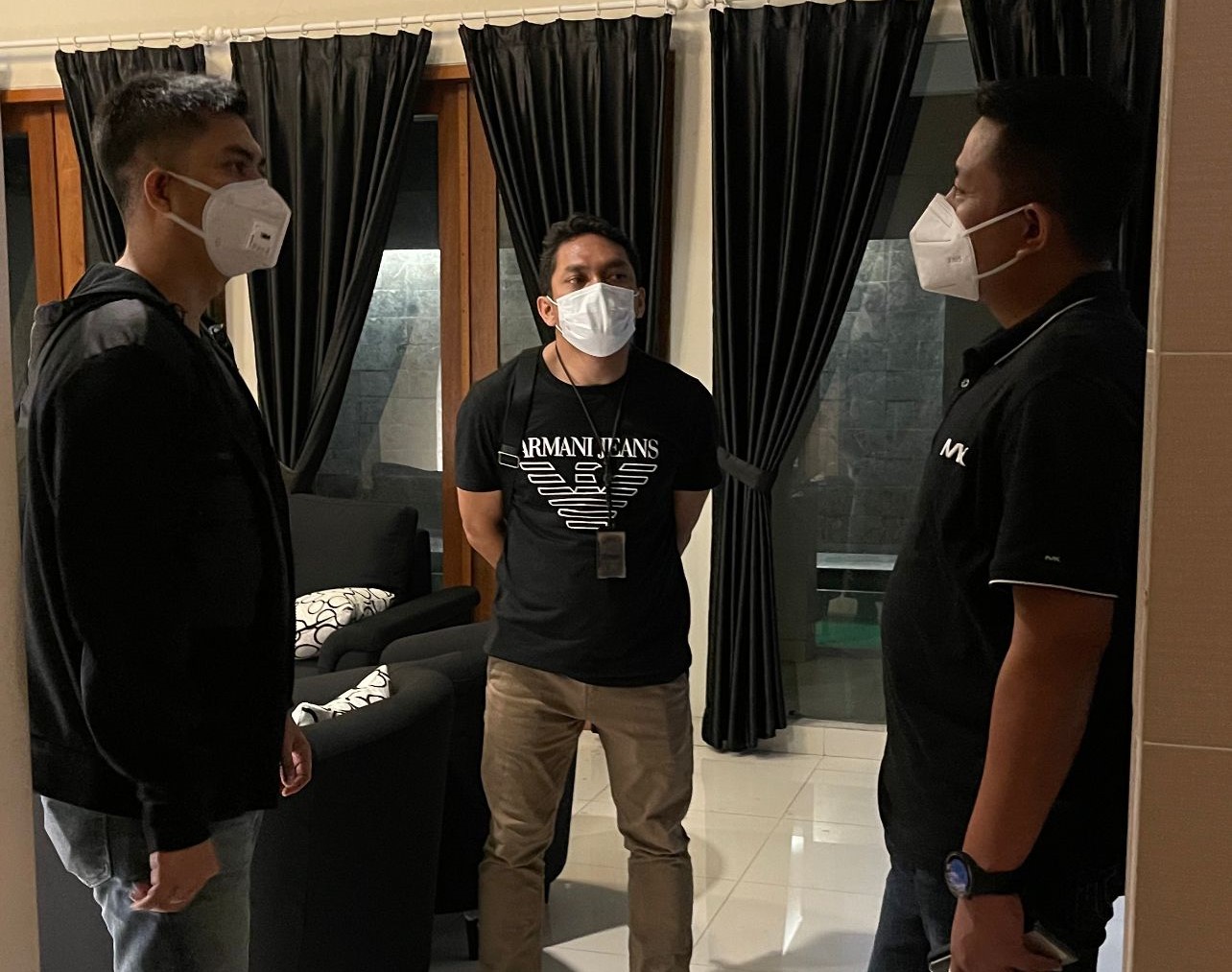  Anggota Satuan Reserse Narkoba Polres Metro Jakarta Barat menggrebek rumah mewah yang dijadikan pabrik pembuatan narkoba jenis sabu di komplek perumahan mewah, kawasan Karawaci, Tangerang. (Foto: TV Polri). 