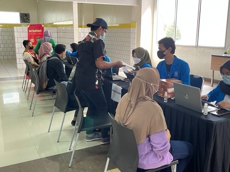Kegiatan vaksinasi massal yang digelar Alumni AKPOL 95 Gedung Bina Sarana Informatika (BSI) Convention Center, Bekasi Utara. (Foto: PMJ News)