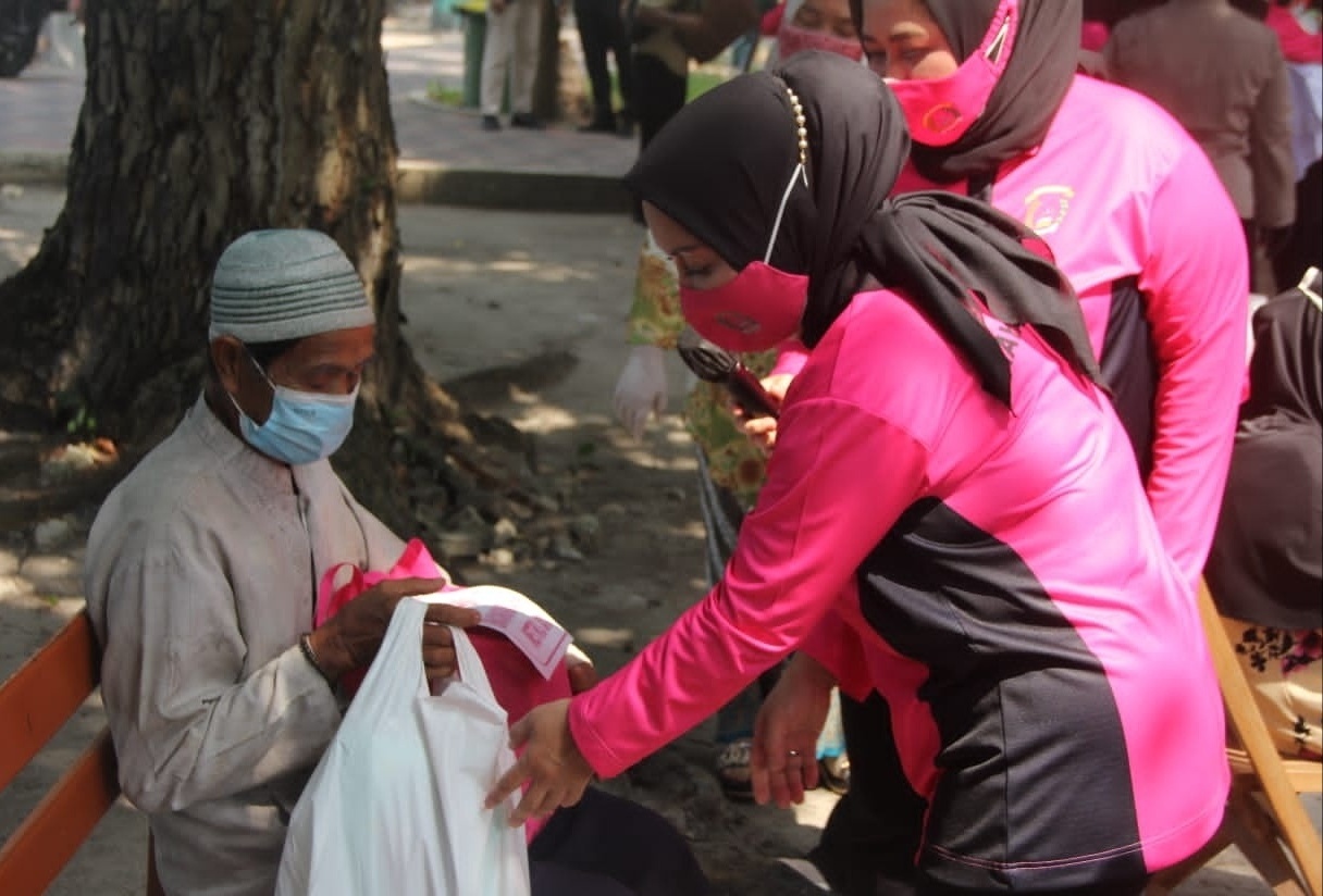 Ketua dan Pengurus Daerah Bhayangkari Metro Jaya mengadakan kegiatan baksos (bakti sosial) di slum area Pulau Tidung Kecamatan Kepulauan Seribu Selatan. (Foto: PMJ News)