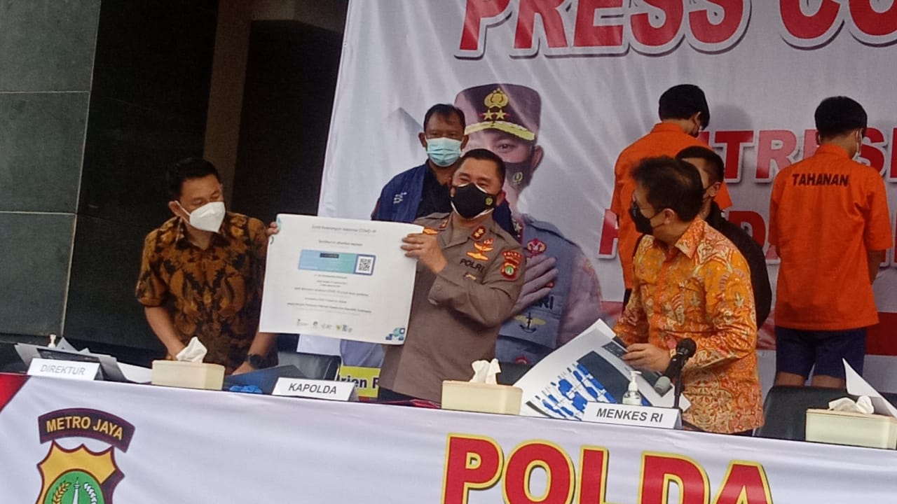 Kapolda Metro Jaya Irjen Pol Fadil Imran tunjukkan barang bukti dan para pelaku. (Foto: PMJ/Yeni). 