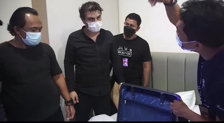 Polisi kembali menemukan bukti baru berupa 5 paket sabu di sebuah apartemen Cikini, Jakarta Pusat. (Foto: Polri TV)