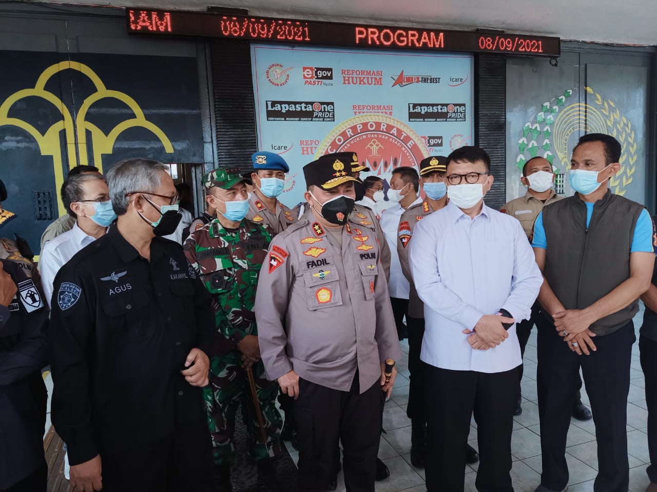 Kapolda Metro Jaya Irjen Pol Fadil Imran saat ikut berbelasungkawa. (Foto: PMJ/Gtg). 