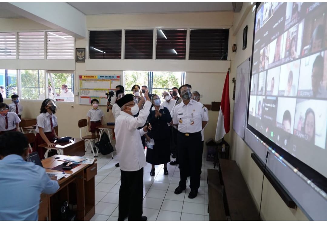 Wakil Presiden (Wapres) KH Maruf Amin meninjau langsung pelaksanaan Pembelajaran Tatap Muka di sekolah Jakarta. (Foto: Instagram Maruf Amin). 