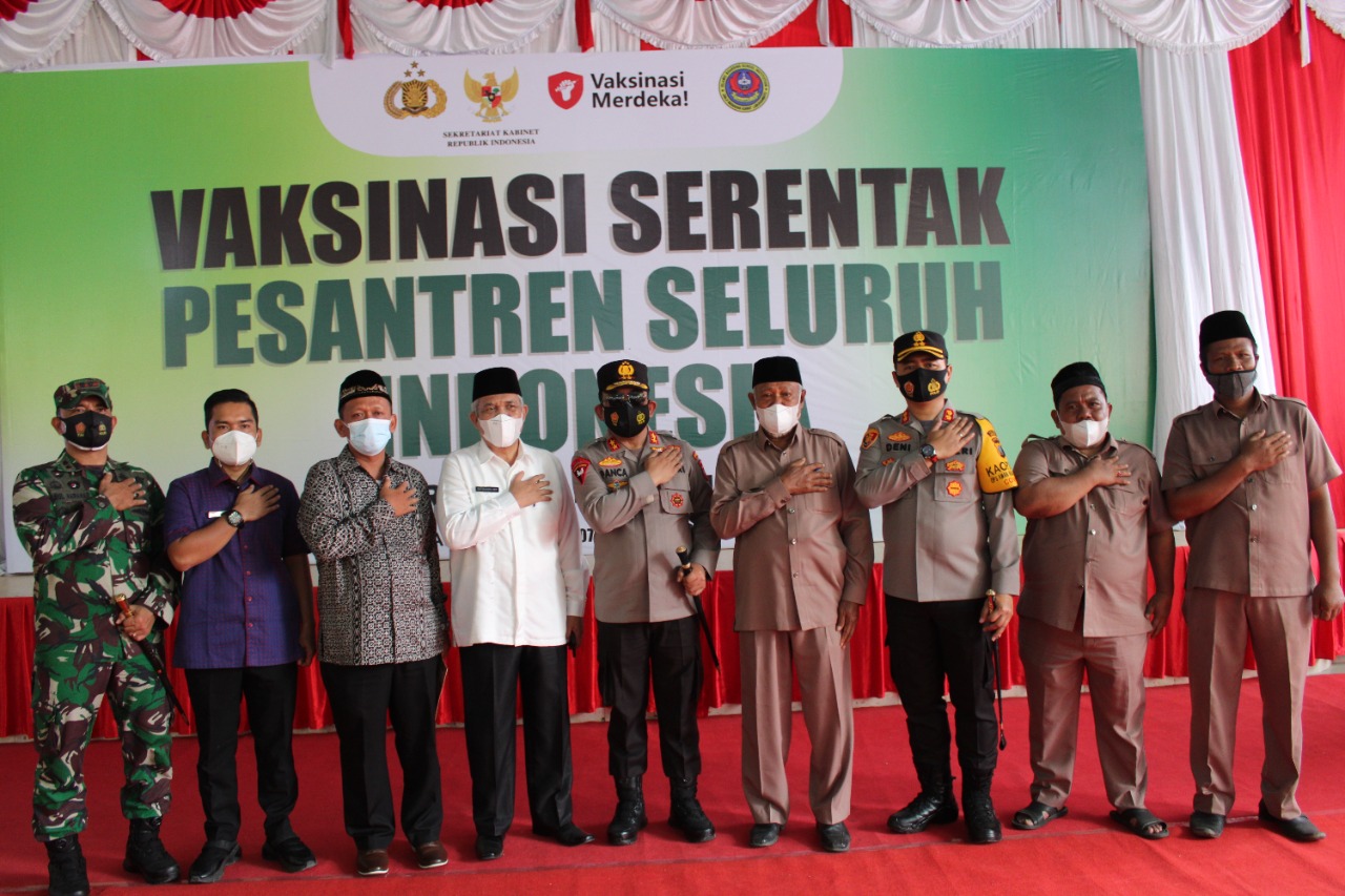 Kapolda Sumatera Utara Irjen Pol RZ Panca Putra Simanjuntak dan jajarannya meninjau langsung kegiatan vaksinasi merdeka di Pondok Pesantren Daarul Muhsinin. (Foto: Polri TV/ Nia). 