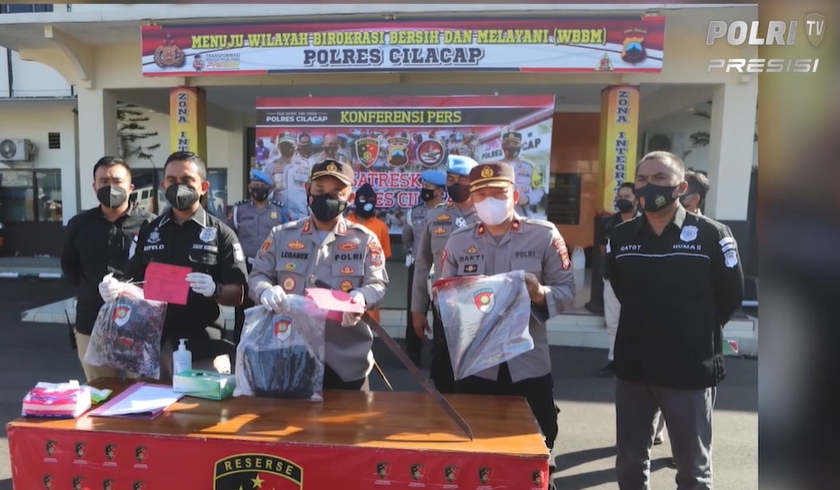 Polres Cilacap menggelar perkara kasus pembunuhan ibu oleh anak kandungnya. (Foto: PMJ News).