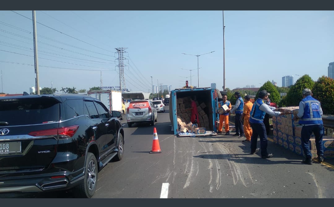 Kecelakaan lalin di GT Meruya Selatan, Jakbar. (Foto: Twitter TMC PMJ). 