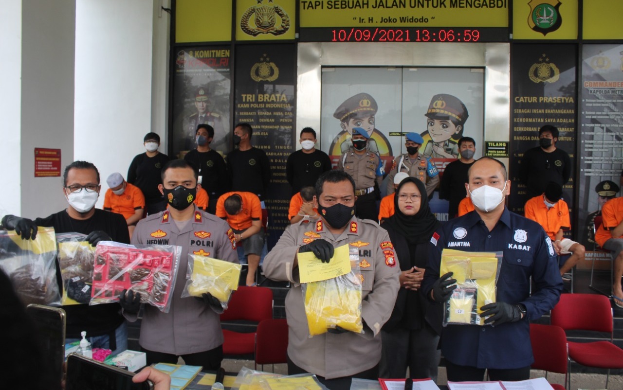Polres Tangerang Selatan menggelar perkara kasus peredaran narkoba jenis tembakau sintetis. (Foto: PMJ News).