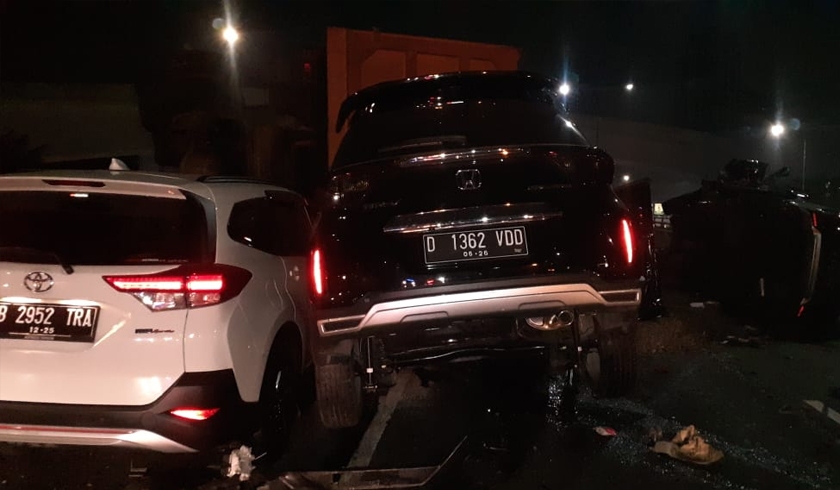 Kecelakaan beruntun melibatkan dump truk dan mobil lainnya terjadi di ruas Tol Semanggi, Jakarta. (Foto: PMJ News/TMC Polda Metro Jaya).