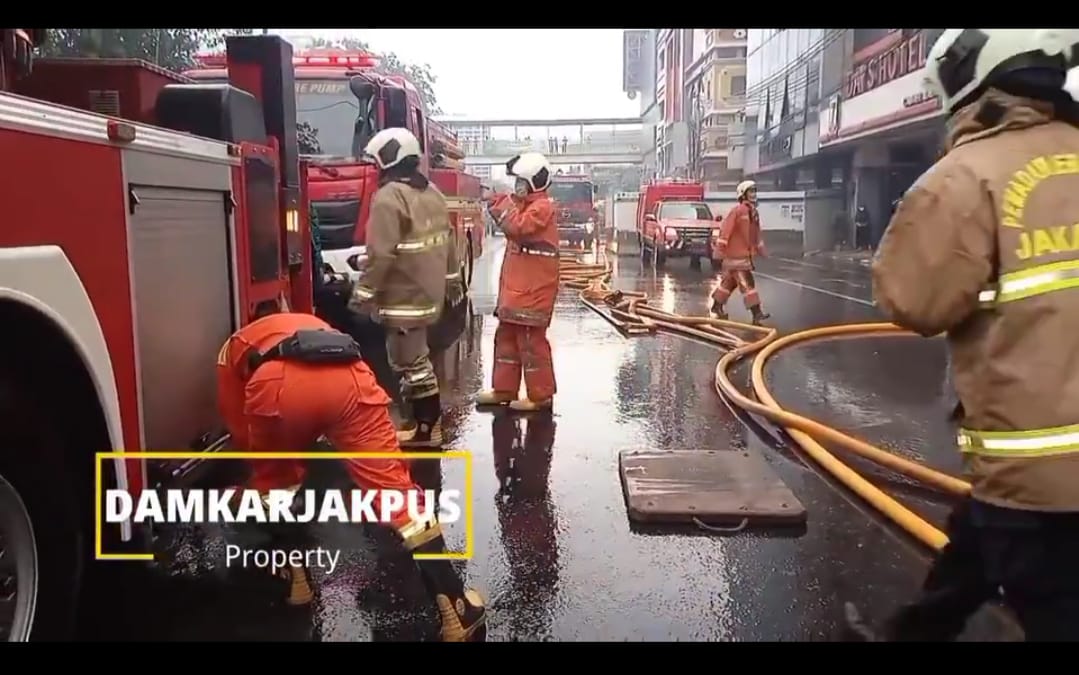 Petugas damkar berjibaku memadamkan api dan melakukan proses pendinginan di TKP. (Foto: Instagram Damkar Jakpus). 
