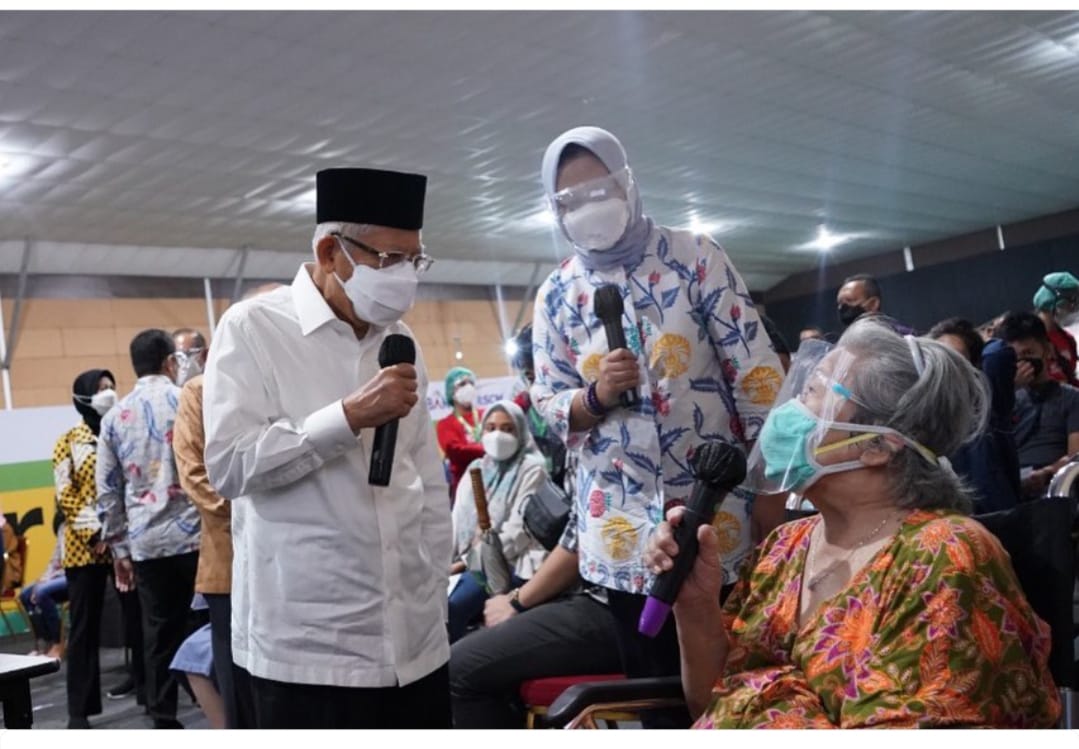 Wapres Maruf Amin meninjau Sentra Vaksinasi Sinergi Sehat yang diinisiasi oleh Ikatan Alumni Universitas Indonesia (ILUNI UI), di The Media Hotel and Towers, Jakarta. (Foto: Instagram Maruf Amin). 