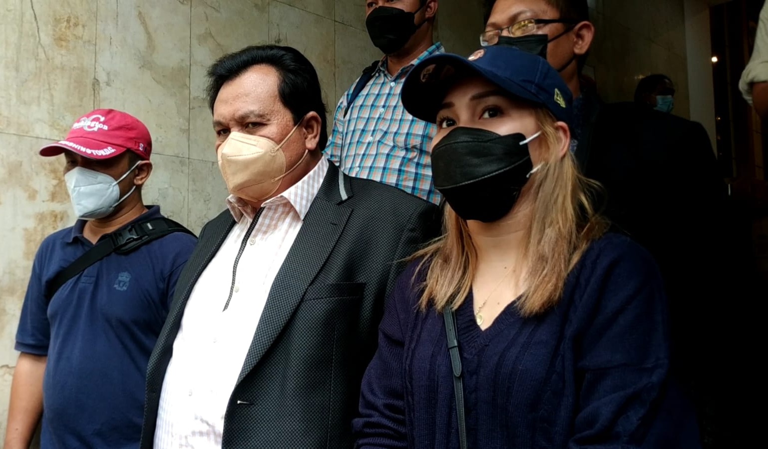 Ayu Ting Ting selesai menjalani proses pemeriksaan kedua sebagai pelapor untuk terkait dugaan penghinaan. (Foto: PMJ News).