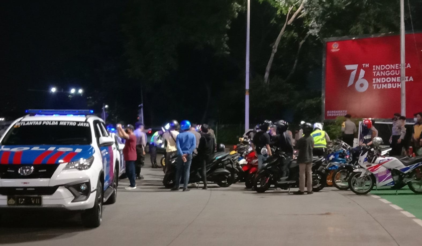 Puluhan sepeda motor terjaring operasi Crowd Free Night di wilayah hukum Polda Metro Jaya. (Foto: PMJ News/Twitter TMC Polda Metro).