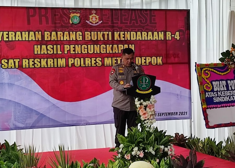 Kapolda Metro Jaya, Irjen Pol Fadil Imran menyerahkan secara simbolis 31 unit kendaraan hasil sitaan kasus penipuan dan penggelapan di Polrestro Depok. (Foto: PMJ News).