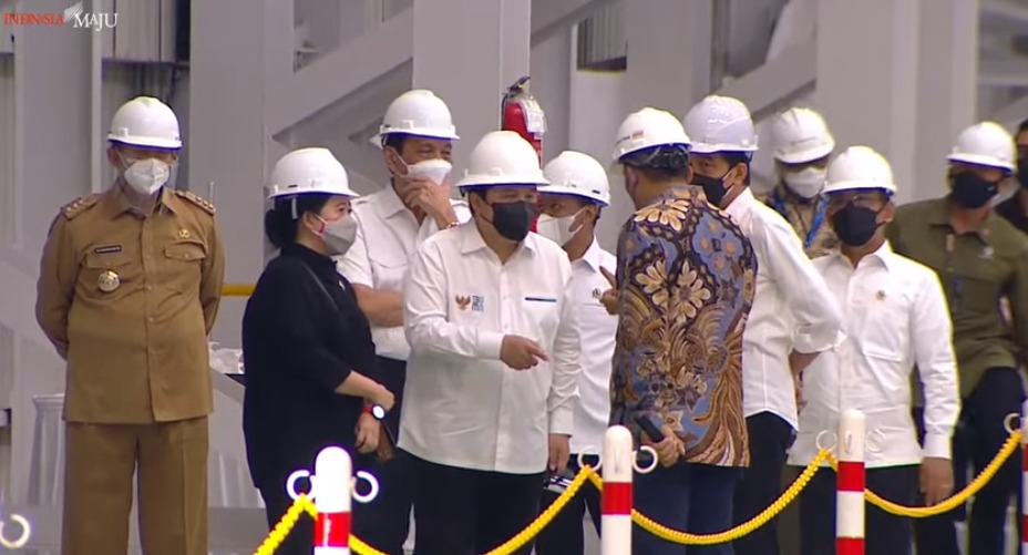 Presiden Jokowi diskusi dengan pejabat Krakatau Steel. (Foto: PMJ/YouTube Setpres). 