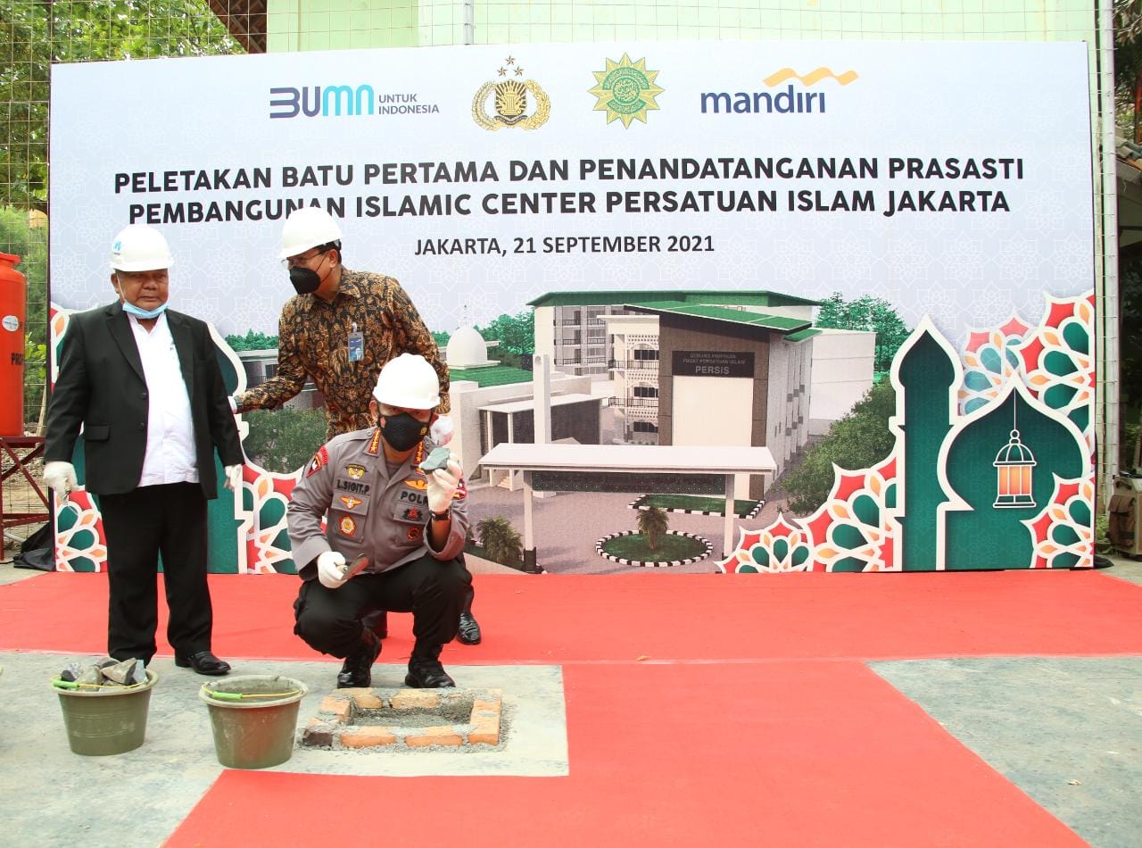 Kapolri Jenderal Pol Listyo Sigit Prabowo menghadiri acara peletakan batu pertama pembangunan Islamic Center Persatuan Islam (PERSIS) DKI Jakarta. (Foto: PMJ News). 