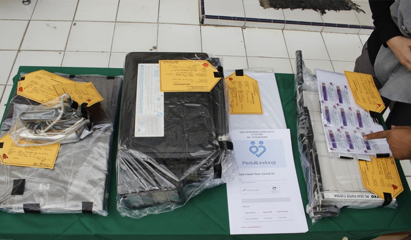 Barang bukti kasus pemalsuan sertifikat vaksin yang diamankan Polsek Pondok Gede. (Foto: PMJ News).