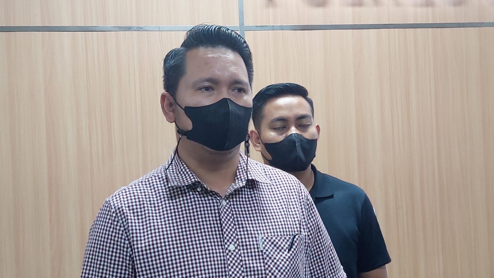 Keterangan Wakasat Reskrim Polres Metro Jakarta Barat AKP Niko Purba dan jajarannya. (Foto: PMJ News). 