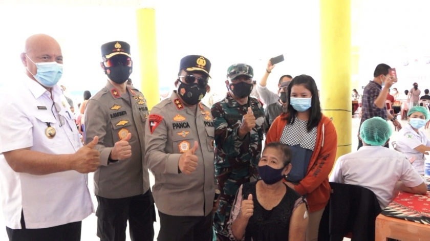Kapolda Sumatera Utara, Irjen Pol Panca Putra Simanjuntak meninjau vaksinasi di Nias Utara. (Foto: PMJ News/Polri TV).