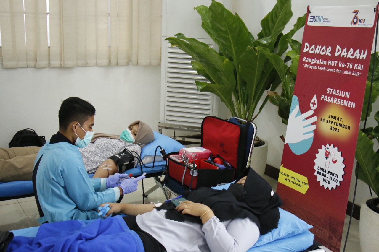 PT KAI Daop 1 Jakarta menggelar aksi donor darah di Stasiun Pasar Senen. (Foto: PMJ News)