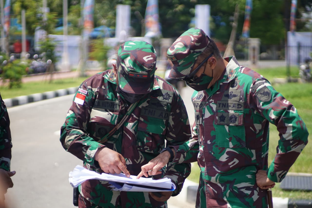 Pangdam XVII/ Cenderawasih mengecek gladi kesiapan pengamanan dalam acara pembukaan PON XX. (Foto: PMJ News). 
