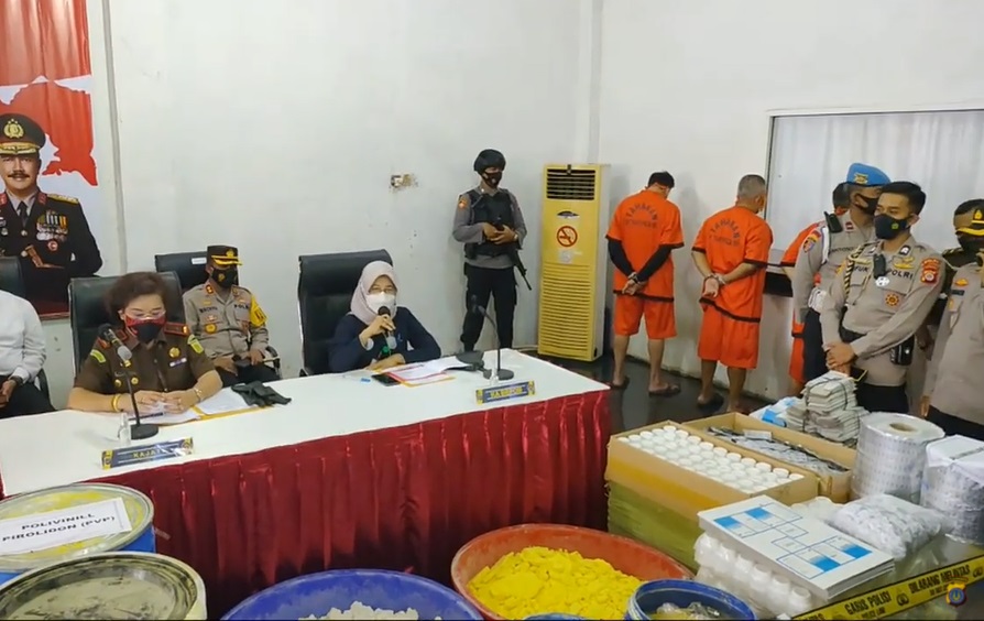 Bareskrim bersama Polda DI Yogyakarta mengungkap dua pabrik yang memproduksi obat terlarang. (Foto: PMJ News).