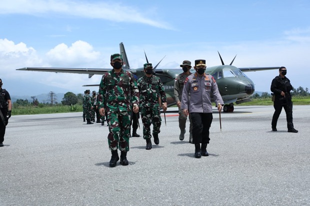 Kapolri dan Panglima TNI saat tiba di Poso, Sulawesi Tengah. (Foto: PMJ/Ist). 