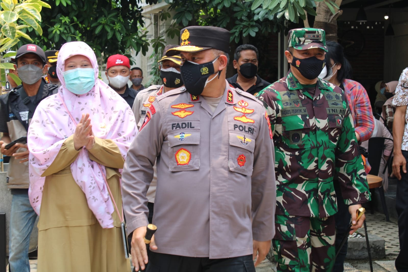 Kapolda Metro Jaya, Irjen Pol Fadil Imran meninjau gerai Vaksin Merdeka 406, Kelurahan Krukut, Kecamatan Limo, Kota Depok. (Foto: PMJ News).
