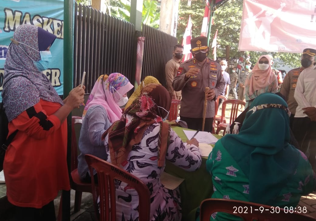 Kapolda Metro Jaya, Irjen Pol Fadil Imran meninjau pelaksanaan Vaksinasi Merdeka Aglomerasi di Tangerang Selatan. (Foto: PMJ News).