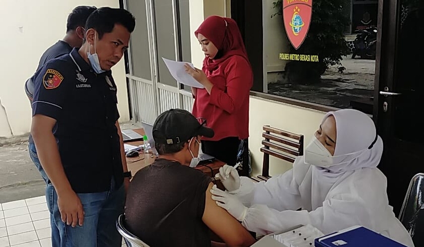 Seorang tahanan Polres Metro Bekasi Kota menjalani vaksinasi Covid-19. (Foto: PMJ News).