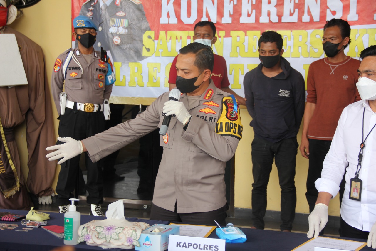Kapolres Jakarta Timur, Kombes Pol Erwin Kurniawan tunjukkan barang bukti. (Foto: Dok PMJ). 