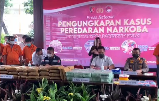 Bareskrim Polri menggelar perkara pengungkapan empat kasus narkoba di sejumlah daerah. (Foto: PMJ News/Instagram Divhumas Polri).
