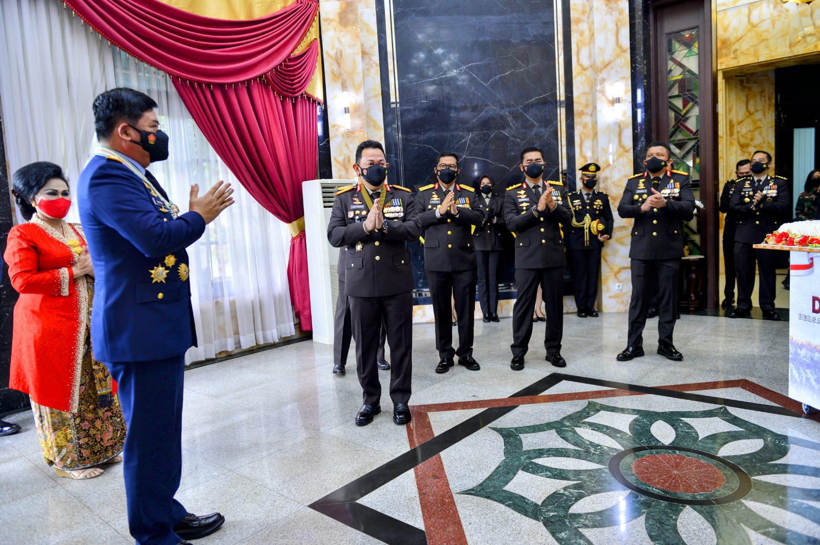 Kpaolri bersama jajarannya memberi kejutan kecil di HUT TNI ke Panglima TNI. (Foto: PMJ/Ist). 