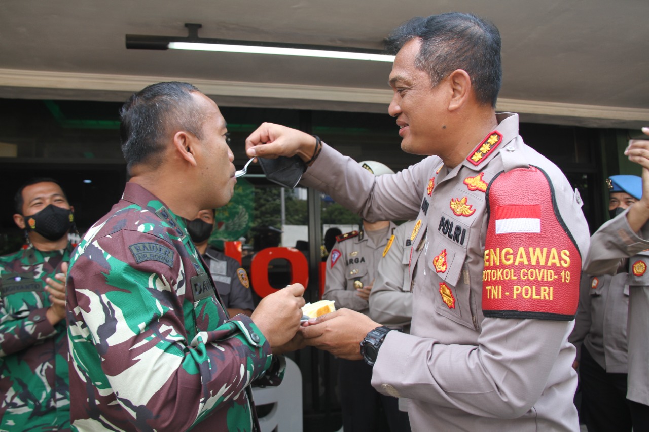 Kejutan spesial Polres Jakbar untuk Mako Kodim 0503 JB di milad TNI ke-76. (Foto: PMJ NHews). 