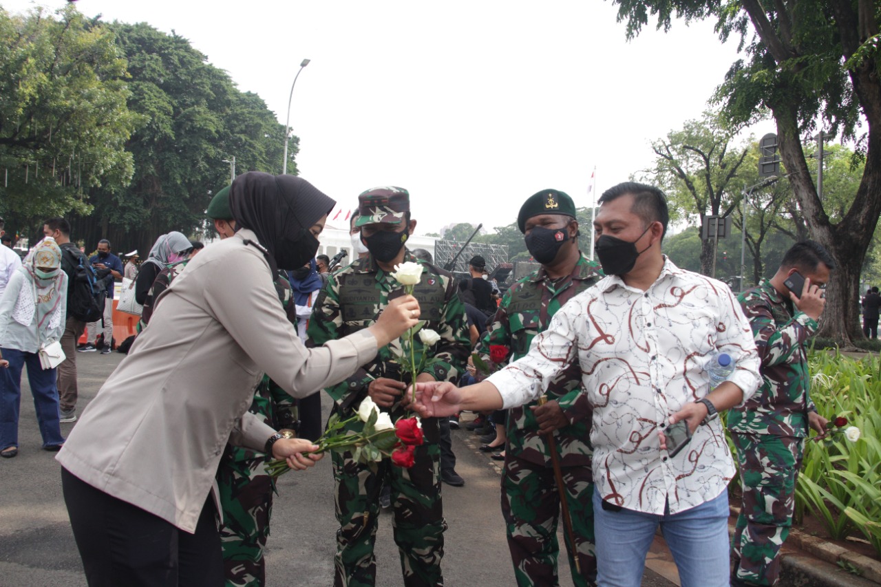 Jajaran Polwan Polres Metro Jakarta Pusat memberikan bunga kepada anggota TNI. (Foto: PMJ News). 