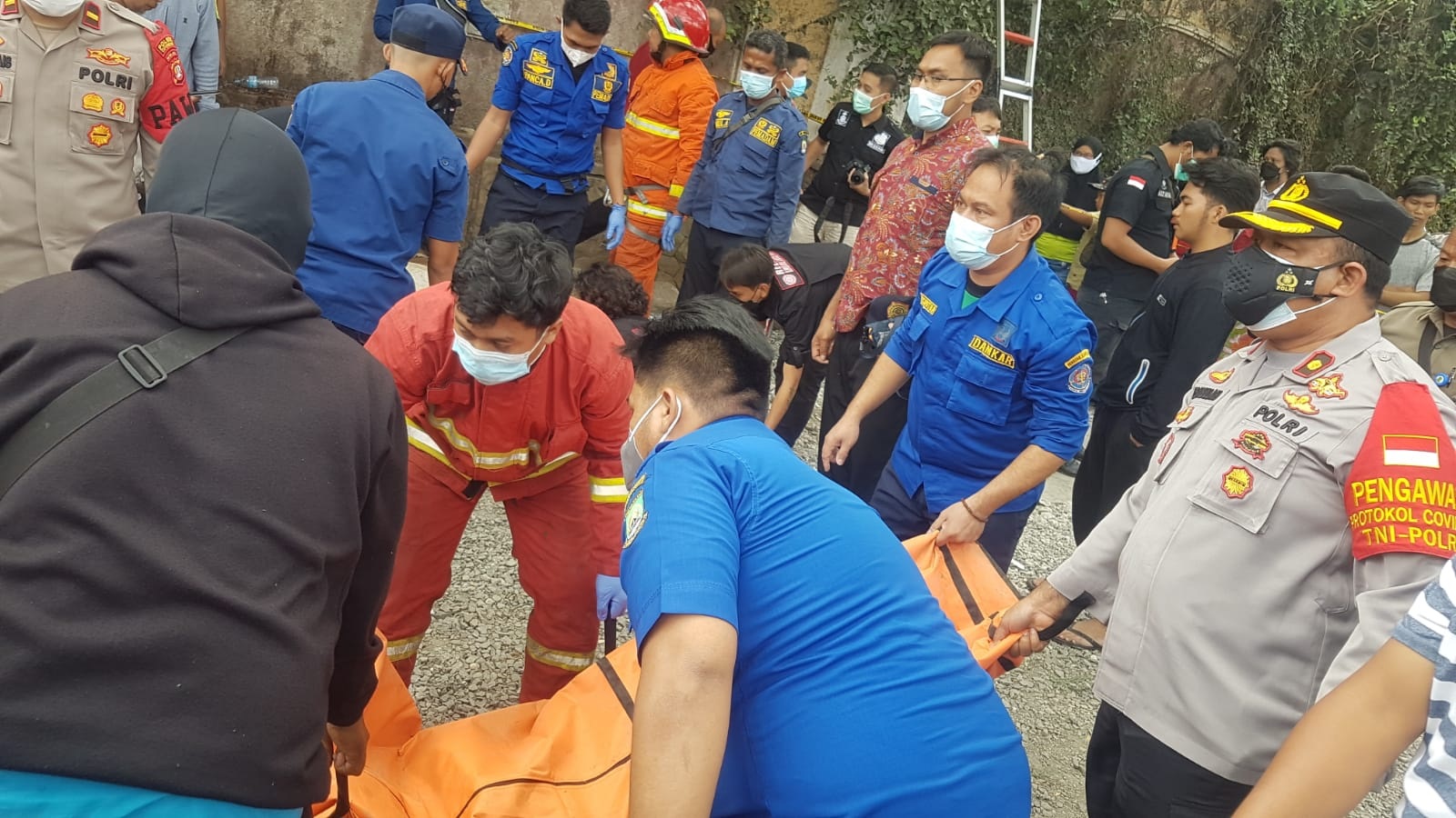 Pengangkatan jenazah akibat keracunan gas di lubang kabel optik Telkom di Cipondoh. (Foto: PMJ News).