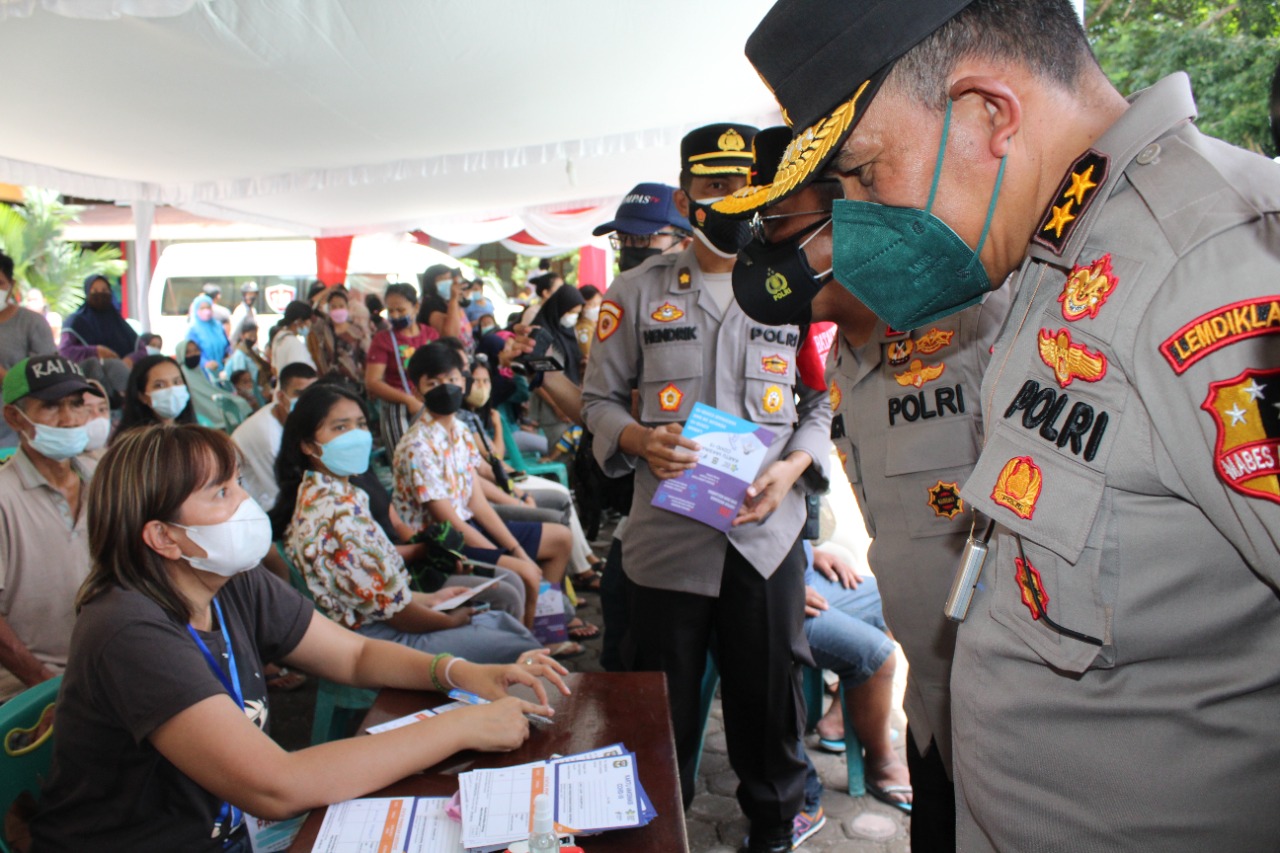 Kapolda Sumut dan jajarannya kunker mengecek langsung kegiatan vaksinasi massal. (Foto: PMJ News). 