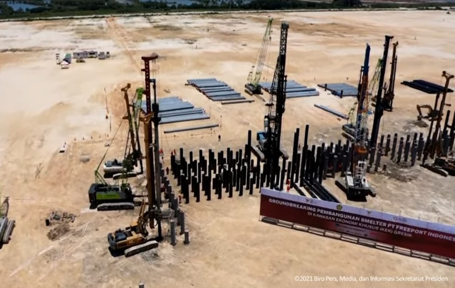 Presiden Jokowi melakukan groundbreaking pembangunan smelter PT Freeport Indonesia di KEK Gresik. (Foto: PMJ News/YouTube Setpres).