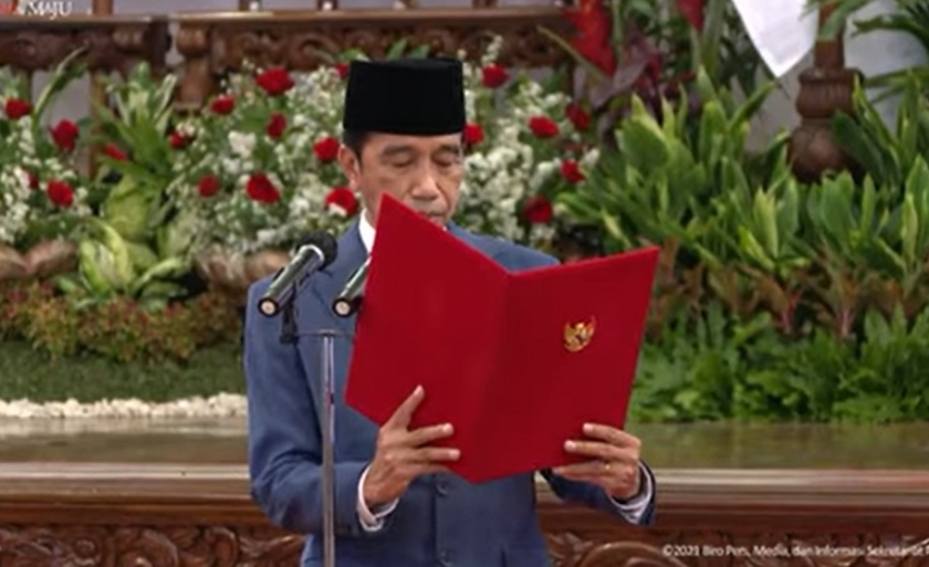 Presiden Joko Widodo melantik Dewan Pengarah BRIN di Istana Negara, Jakarta. (Foto: PMJ News/YouTube Setpres)