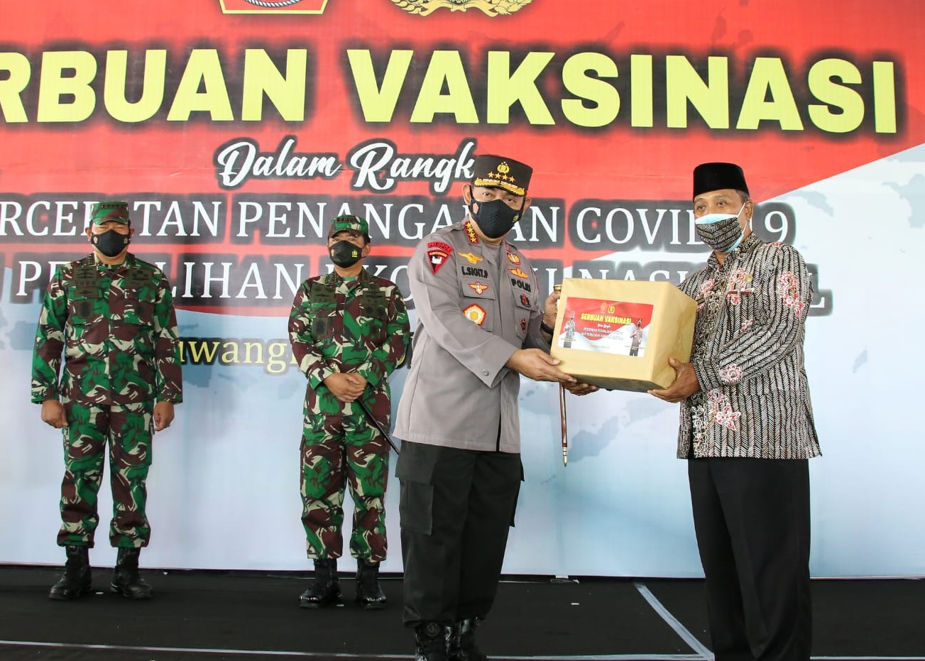 Kapolri bersama Panglima TNI meninjau vaksinasi Covid-19 di Banyuwangi, Jawa Timur. (Foto: PMJ News).