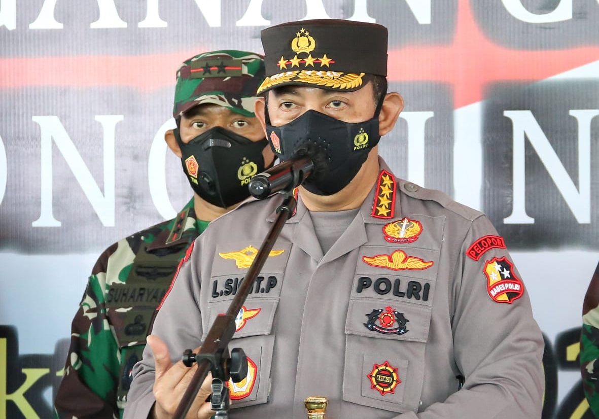 Kapolri bersama Panglima TNI meninjau vaksinasi Covid-19 di Banyuwangi, Jawa Timur. (Foto: PMJ News).