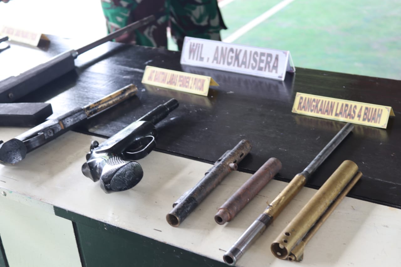 Barang bukti senpi rakitan dan amunisi diamankan TNI. (Foto: PMJ News)