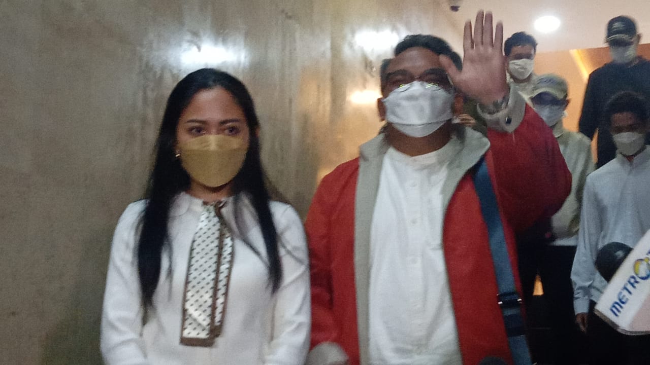 Rachel Vennya bersama pacarnya Salim Nauderer dan manajer Maulida Khairunnisa keluar dari Gedung Ditreskrimum Polda Metro Jaya. (Foto: PMJ News/ Yeni). 