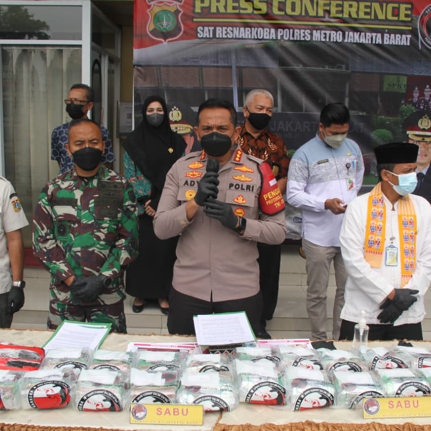 Pemusnahan barang bukti narkoba oleh jajaran Polres Jakbar. (Foto: PMJ News). 