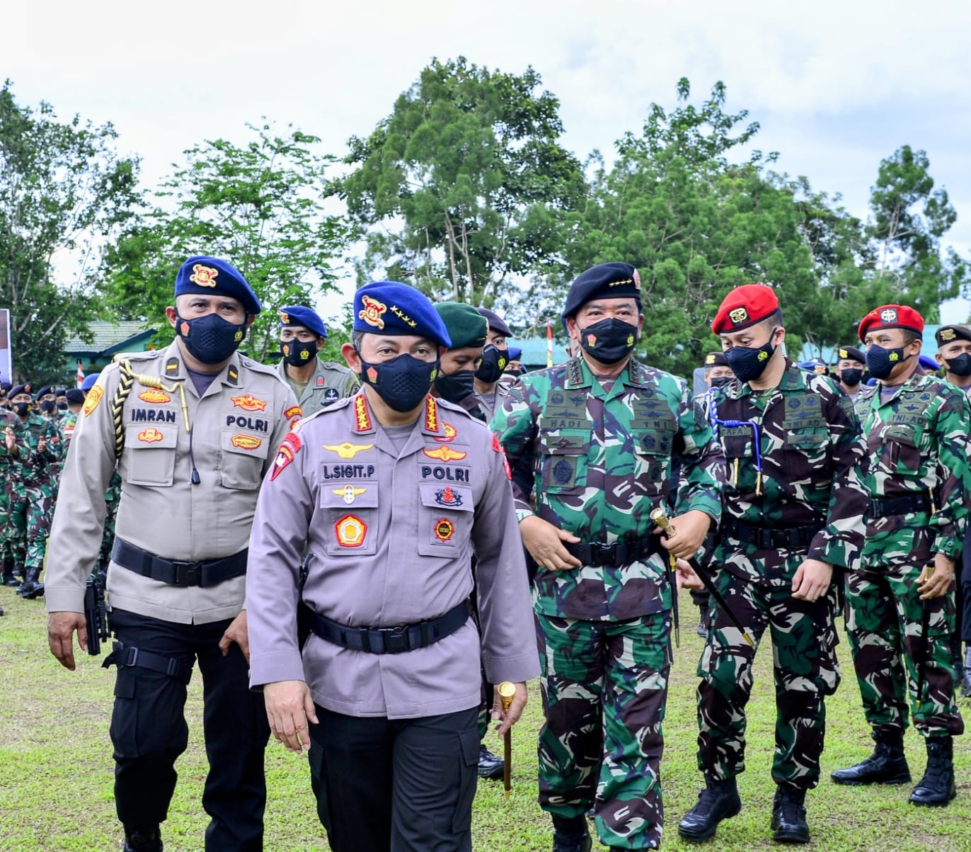 Kapolri Jenderal Listyo Sigit Prabowo bersama Panglima TNI Marsekal Hadi Tjahjanto memberikan motivasi dan semangat kepada sprajurit TNI-Polri. (Foto: PMJ News). 